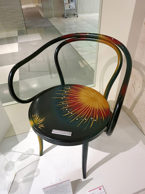 VIENNAのヌード（無彩色）の椅子に漆で花火模様を描いた提案
