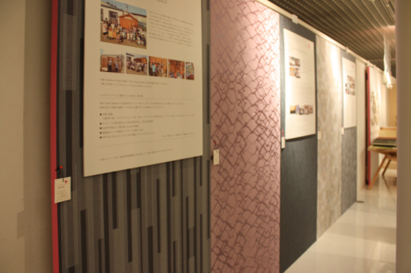 日本人デザイナーによる日本で製作されたNIPPON DESIGNの壁紙　今年1月のハイムテキスタイルで発表され話題に（日本未発売） IIDAについての紹介パネルと共に展示
