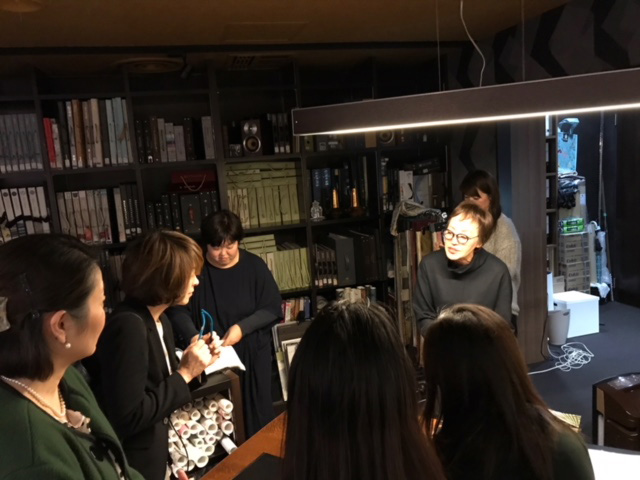 歓談の様子。柔らかな笑顔で答えてくださる細井さん