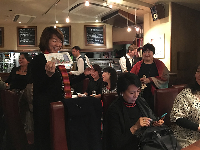 ドレスコードは赤。さりげない赤の入り方。 ドレスコードは赤。さりげない赤の入り方。