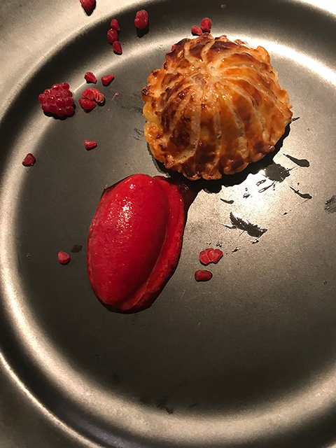 お料理/物語を感じさせる美しい一皿。前菜、メイン、デザートまでうっとりする美味しさです。 お料理/物語を感じさせる美しい一皿。前菜、メイン、デザートまでうっとりする美味しさです。